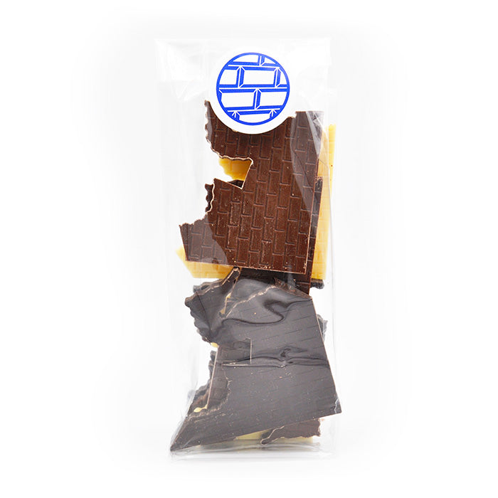 Sachet anti-gaspi de chutes de plaques de chocolat mélange noir, lait et blanc aux hippocampes, Petits Carreaux de Paris