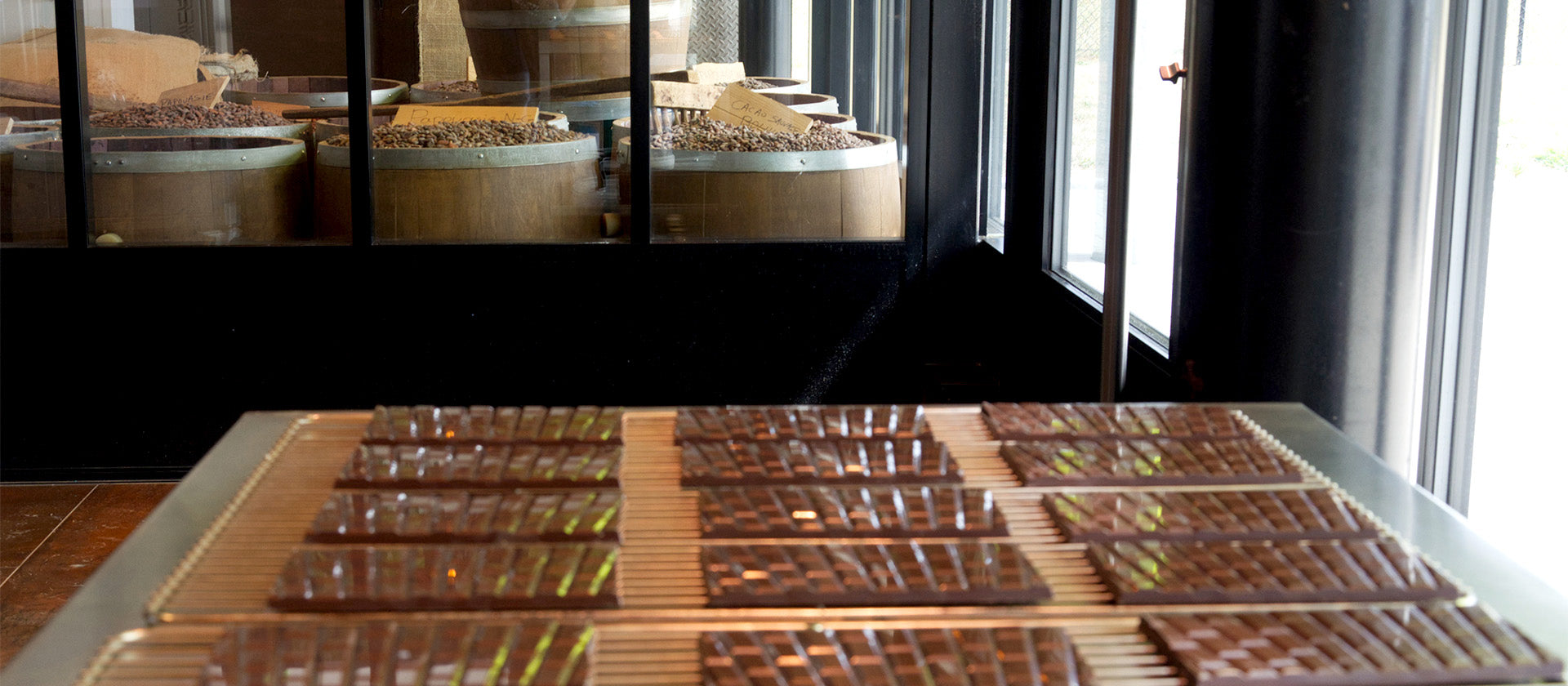 bannière décorative, photo chocolat, fabrication chocolat, savoir-faire, chocolat artisanal, chocolat made in france, petits carreaux de paris