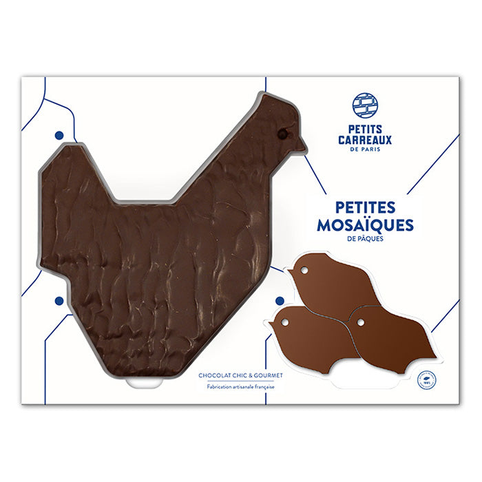 Plaque Poule et ses Poussins : grande poule en praliné fleur de sel enrobée de chocolat noir et trois poussins en chocolat au lait, logo Petits Carreaux de Paris gravé sur la plaque